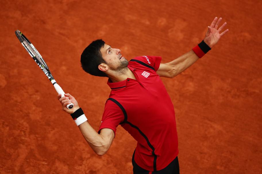 Il tennista serbo Novak Djokovic al servizio contro Dominic Thiem durante la semifinale (Getty Images)